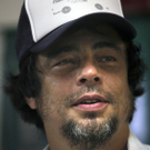 Benitio del Toro zu Besuch in einem Gefängnis in Puerto Rico