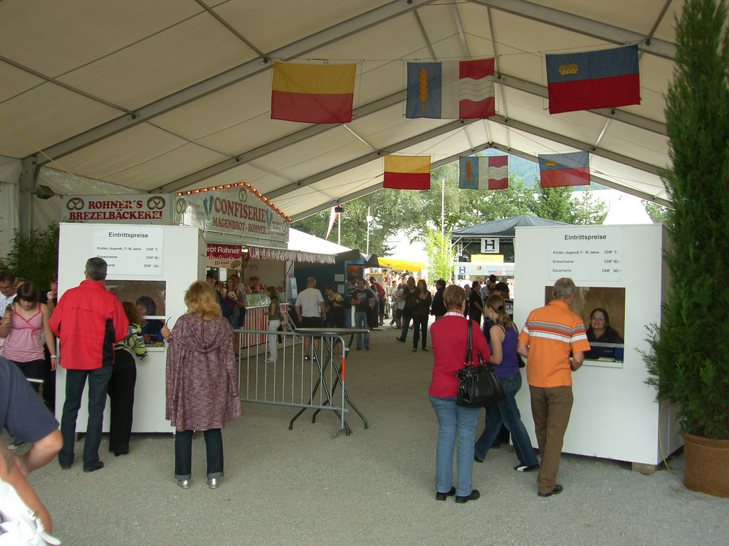 SH102924_JPG-1345992369