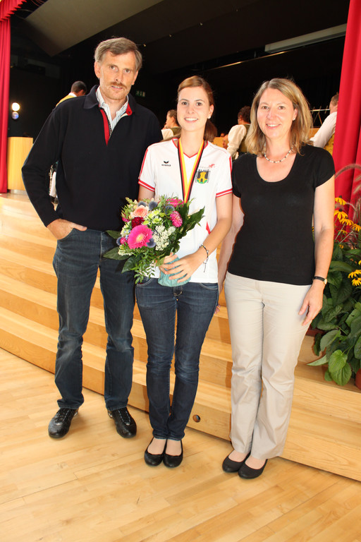 WMin Lara Jehle mit Eltern _1_.jpg