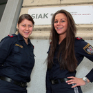 Polizeischülerinnen Martina Petzner und Sandra Soknic in der Marokkanerkaserne