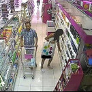 Pärchen nach Diebstahl von Parfums im Bezirk Gänserndorf gesucht