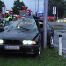 Schwerer Verkehrsunfall in Rankweil fordert vier Verletzte - BMW prallt gegen Laternmast