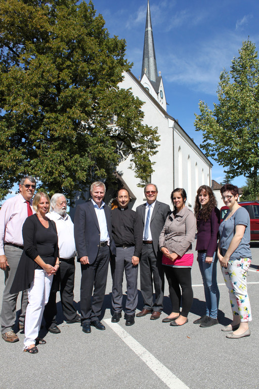 Gruppenbild Pfarreinzug Pfarrer Pio Reinprecht.jpg