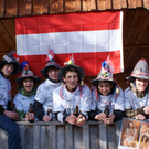 Lustige Spielbuben im Dorf