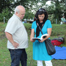 Hummer Peter und Hummer Judith studieren die bibliophilen B__cher des St_ Galler Vexer Verlages_JPG-1347252849