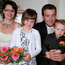 Brautpaar mit Kindern und Trauzeugen.