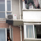 China: Mann hält Kleinkind aus Fenster im achten Stock