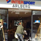 Schafsherde in Sportgeschäft am Tiroler Arlberg