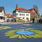 Blühende Straßen im Zentrum von Hard