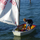   Junge Segler auf großer Fahrt