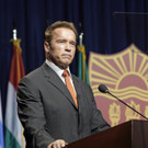Schwarzenegger-Denkfabrik nimmt Arbeit auf