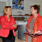 Landesrätin Andrea Kaufmann in der Bibliothek