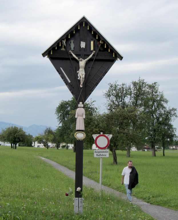 Arma Christi Wegkreuz Ziegelbach mit Fu__g__nger_jpg-1348663657