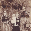 Greuss Trachten BW und Puppe gesamt_jpg-1349018575