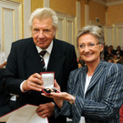 Werner Schneyder in Wien mit Österreichischem Ehrenkreuz ausgezeichnet