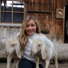 Angelina mit Lamm 4.jpg