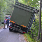 Lkw droht in Königsberg über Waldböschung zu stürzen