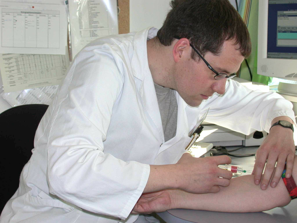 Dr Aczel-Blutabnahme_JPG-1349532762