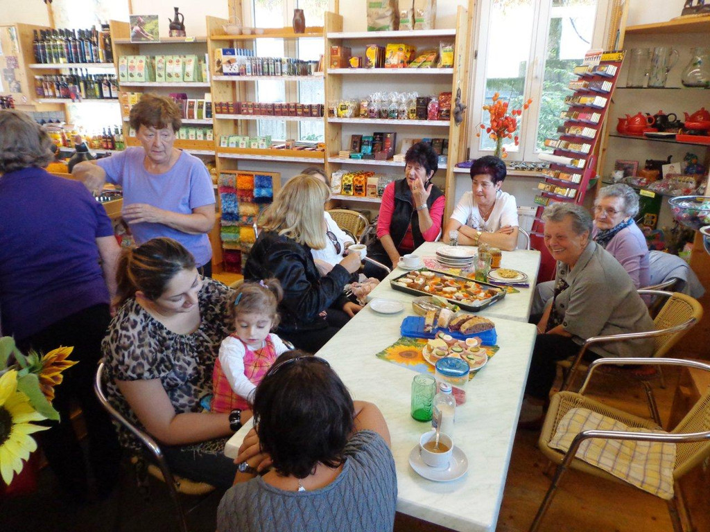 Scheck__bergabe an Melissa und Mariami 5_10_2012 005.jpg