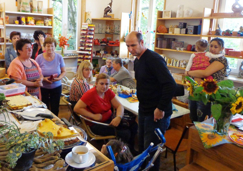 Scheck__bergabe an Melissa und Mariami 5_10_2012 013.jpg