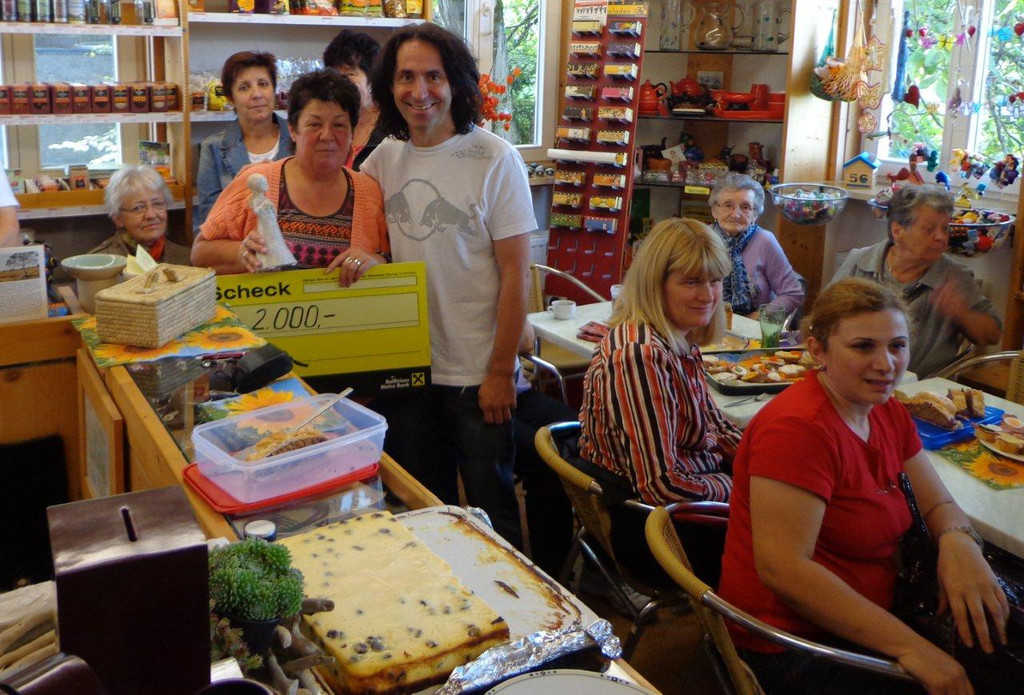 Scheck__bergabe an Melissa und Mariami 5_10_2012 021.jpg