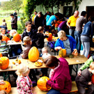 Beim Lustenauer Obst- und Gartenbauverein wurden Kürbisse geschnitzt.
