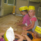 Vom Korn zum Brot für die Knickerbockerbande des Kindergartens Nüziders..