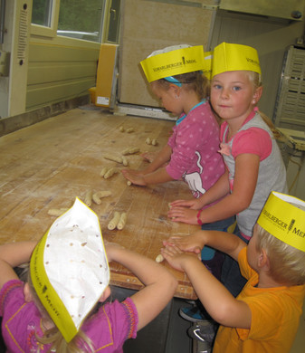 Vom Korn zum Brot für die Knickerbockerbande des Kindergartens Nüziders..