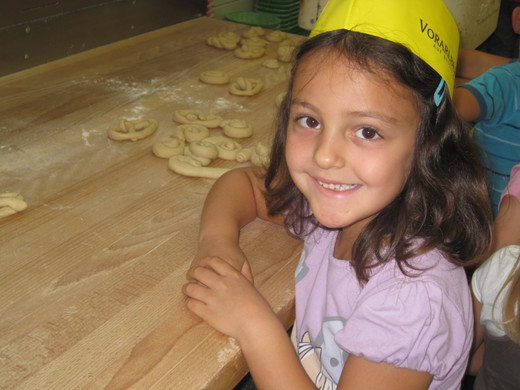 Vom Korn zum Brot für die Knickerbockerbande des Kindergartens Nüziders.