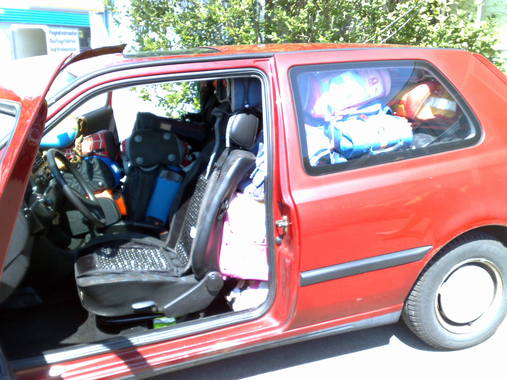 ein Auto voller Schultaschen_jpg-1350336681