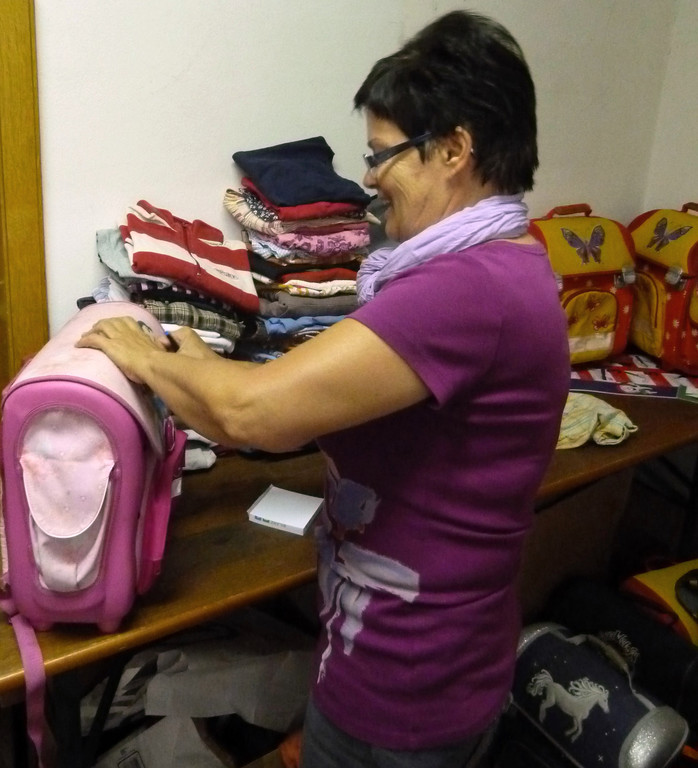 sortieren_ verpacken d_ Kinderkleidung_JPG-1350336959