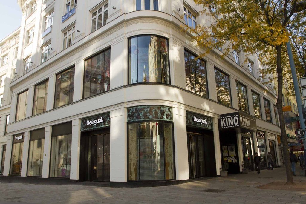DESIGUAL-FLAGSHIP-STORE-VIENNA_1.jpg