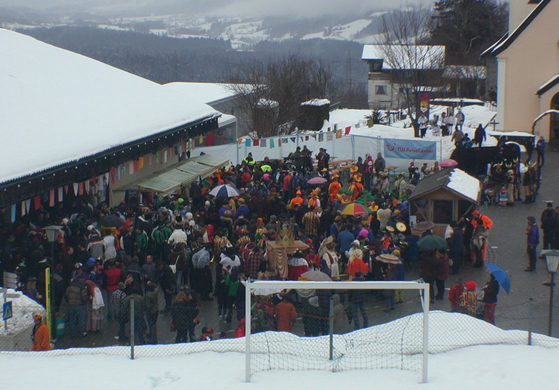 Dorfplatz nach Umzug.JPG