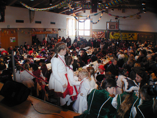 Volles Haus im Saal.JPG