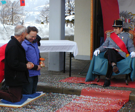 B__rge und Vize knien vor Kaiser.JPG