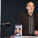 Hans-Henning Scharsach stellte sein Buch "Strache im Braunen Sumpf" vor.