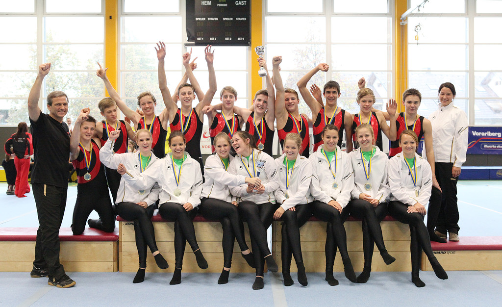 vorne Meisterinnen TS Wolfurt hinten Junioren TS Wolfurt 2000_jpg-1351423436