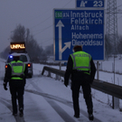 Drei Autos durch Sekundeneis von der Autobahn gerutscht