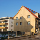DSC_0013-1 Geb__ude mit Satteldach und Holzverkleidung an der Hanggasse_ Terrassenwohnungen im r__ckw__rtigen Haus.jpg