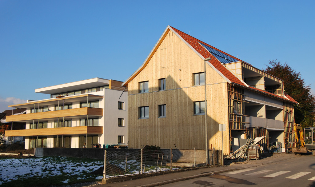 DSC_0013-1 Geb__ude mit Satteldach und Holzverkleidung an der Hanggasse_ Terrassenwohnungen im r__ckw__rtigen Haus.jpg