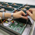 Elektroniker bei der Arbeit