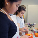 Die Mädchen beim Werken.