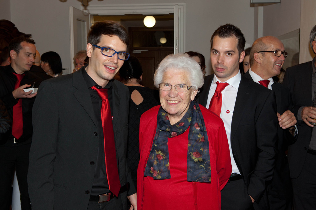 Ahna Josefine Bitsche mit ihren Enkeln Joachim und Simon_jpg-1352791045