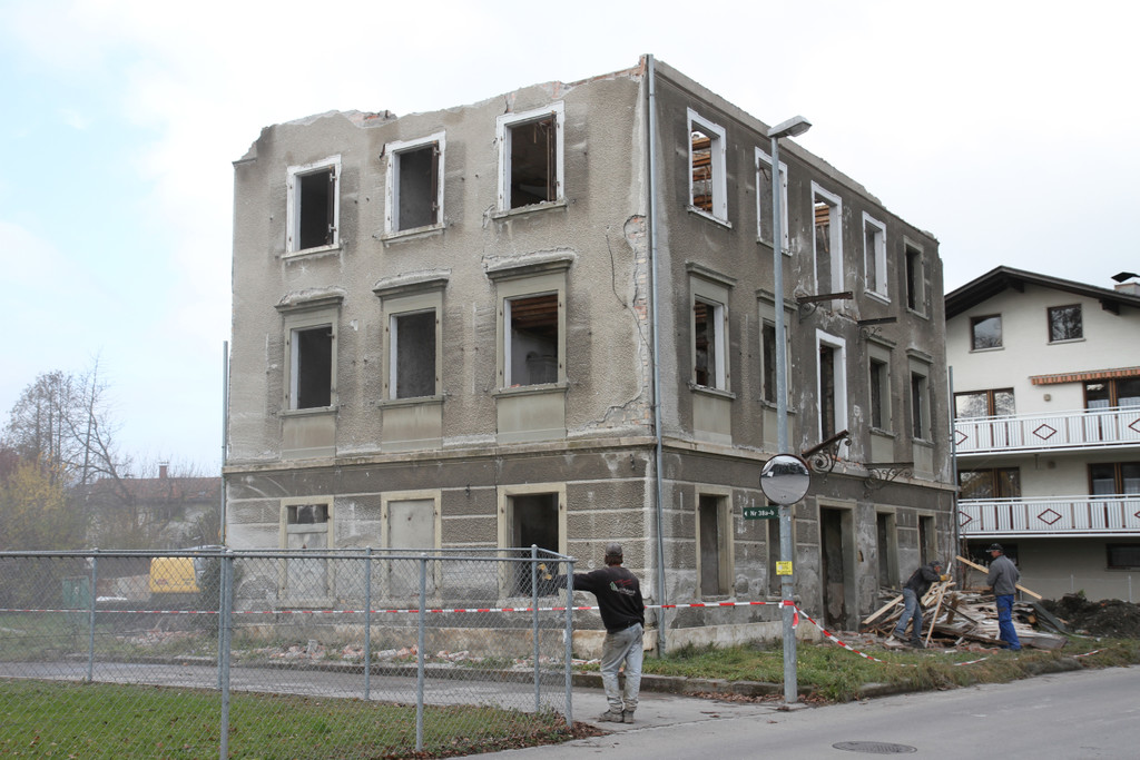 11Holz36_AbbruchVI_jpg-1352962109