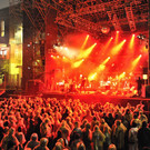 Mit einer großen Party in der Arena feierte Radio FM4 seinen 17. Geburtstag. Pflicht: Regenponchos. Kür: Kettcar, Mediengruppe T