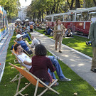 Am “Autofreien Tag” hat sich der Asphalt der Wiener Ringstraße zwischen Babenbergerstraße und Burgtor zum grünen Rasen verwandel