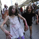 Mehr als 100 als Zombies verkleidete Teilnehmer zur “Wiener Zombiebrut” harrten vor dem Museumsquartier auf ihren Einsatz