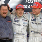 erkennen sie diesen mann das ist norbert haug der mit mclaren feiert nachdem schumi auch in brasilien und imola gewinnen kon.jpg