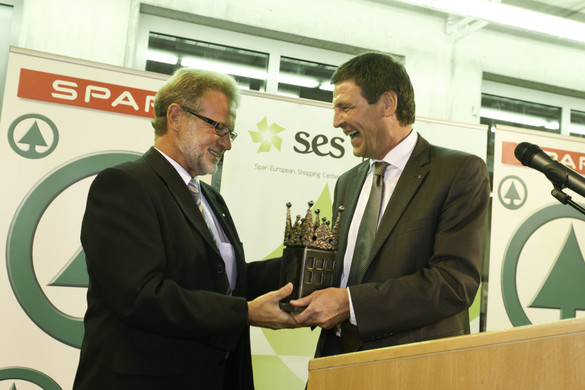 SPAR Vorarlberg Geschäftsführer Gerhard Ritter (rechts) übergibt dem Projektverantwortlichen Hans Trießnig als Dank ein handgefe