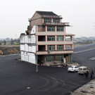 China: Haus mitten in der Autobahn